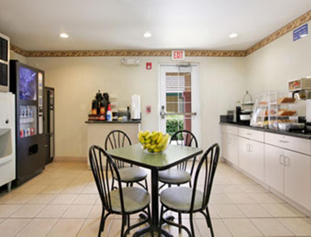 Microtel Inn & Suites Lodi Restaurant photo